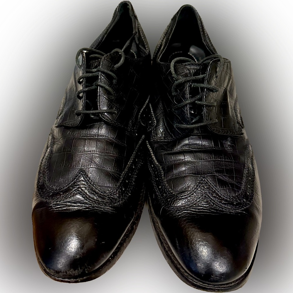 BUGATCHI Black Wingtip Oxford High end leather men’s shoes.  Very Nice.